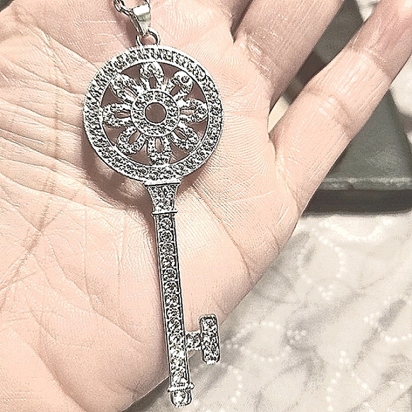 NEW Silver Key Crystal rhinestone Pendant Necklace 18"-22" Chain Zirconia NWT - Picture 2 of 9
